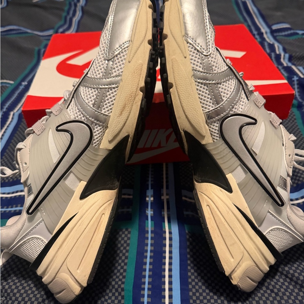 Nike Men’s Silver and White Mesh Trainer Sneakers - Picture 6 of 8